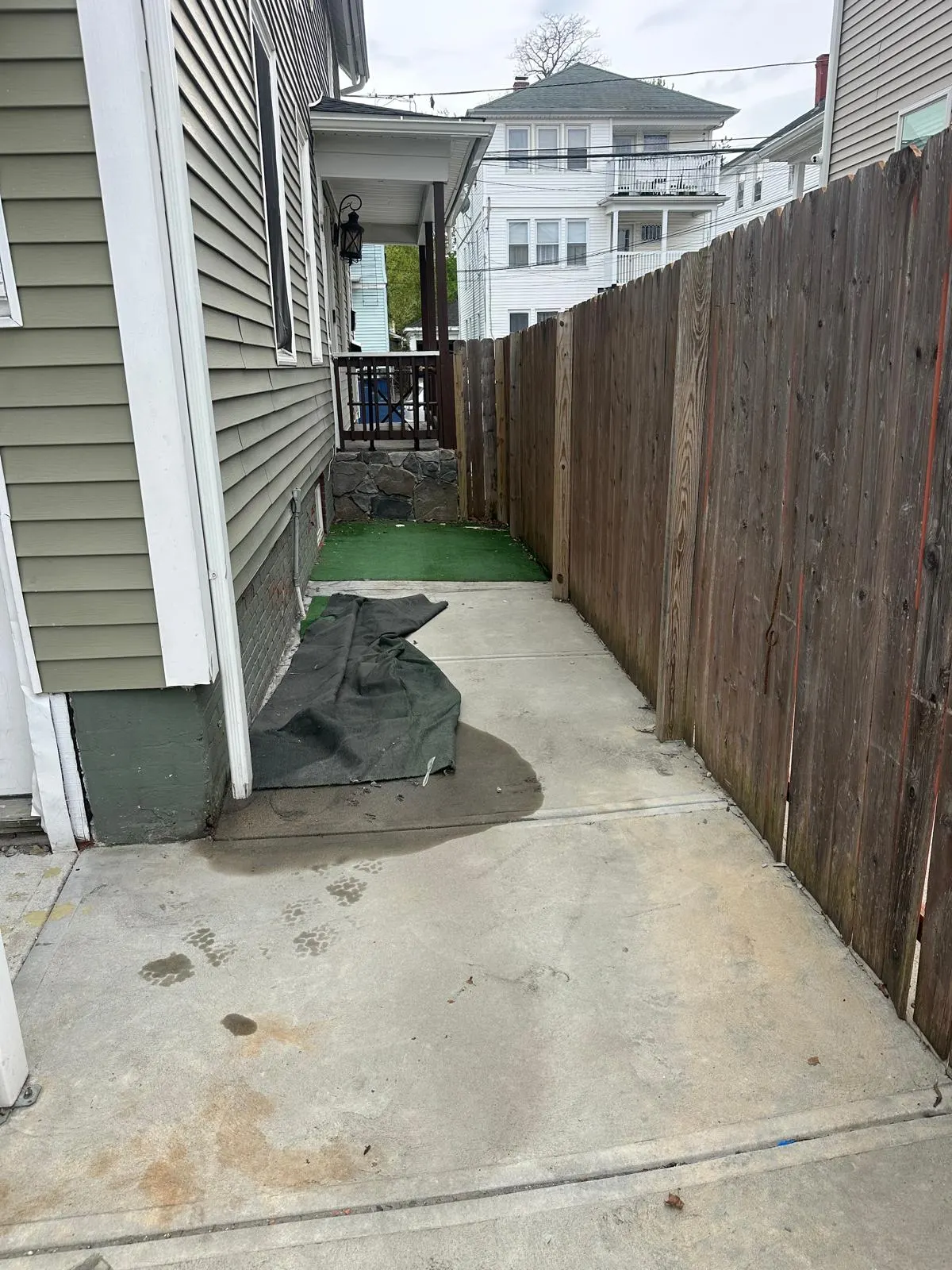 Narrow side yard cleared after junk removal